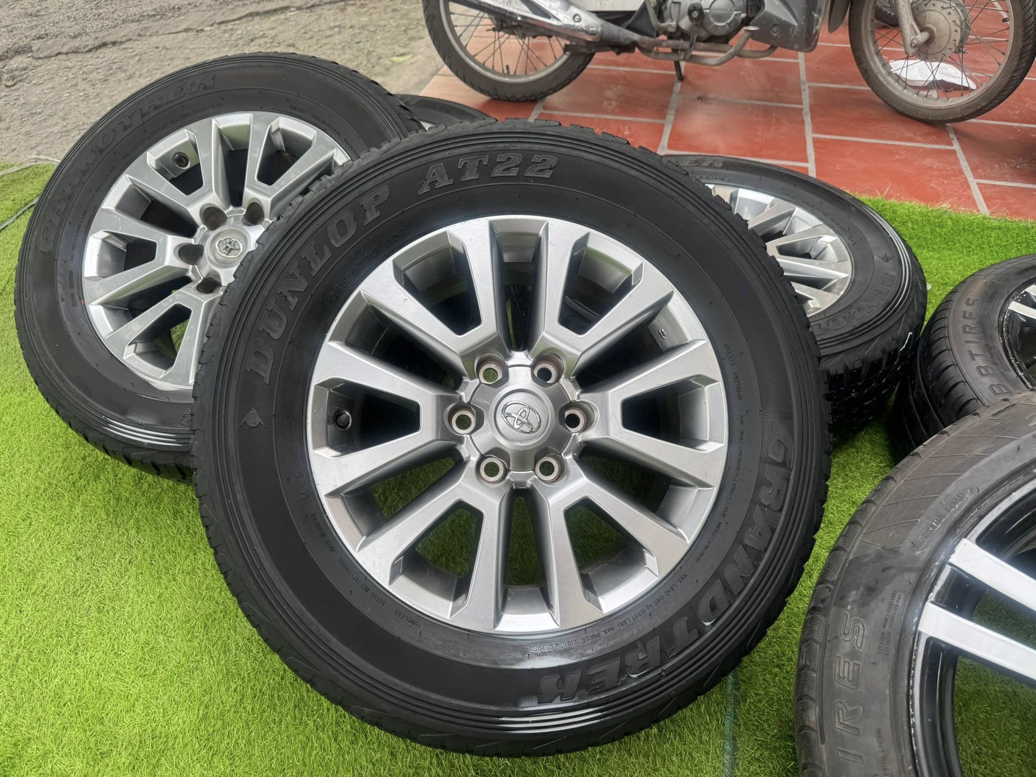 Bộ Mâm Lazang Toyota Land Cruiser Prado VX 18 inch lắp lốp 265/60R18