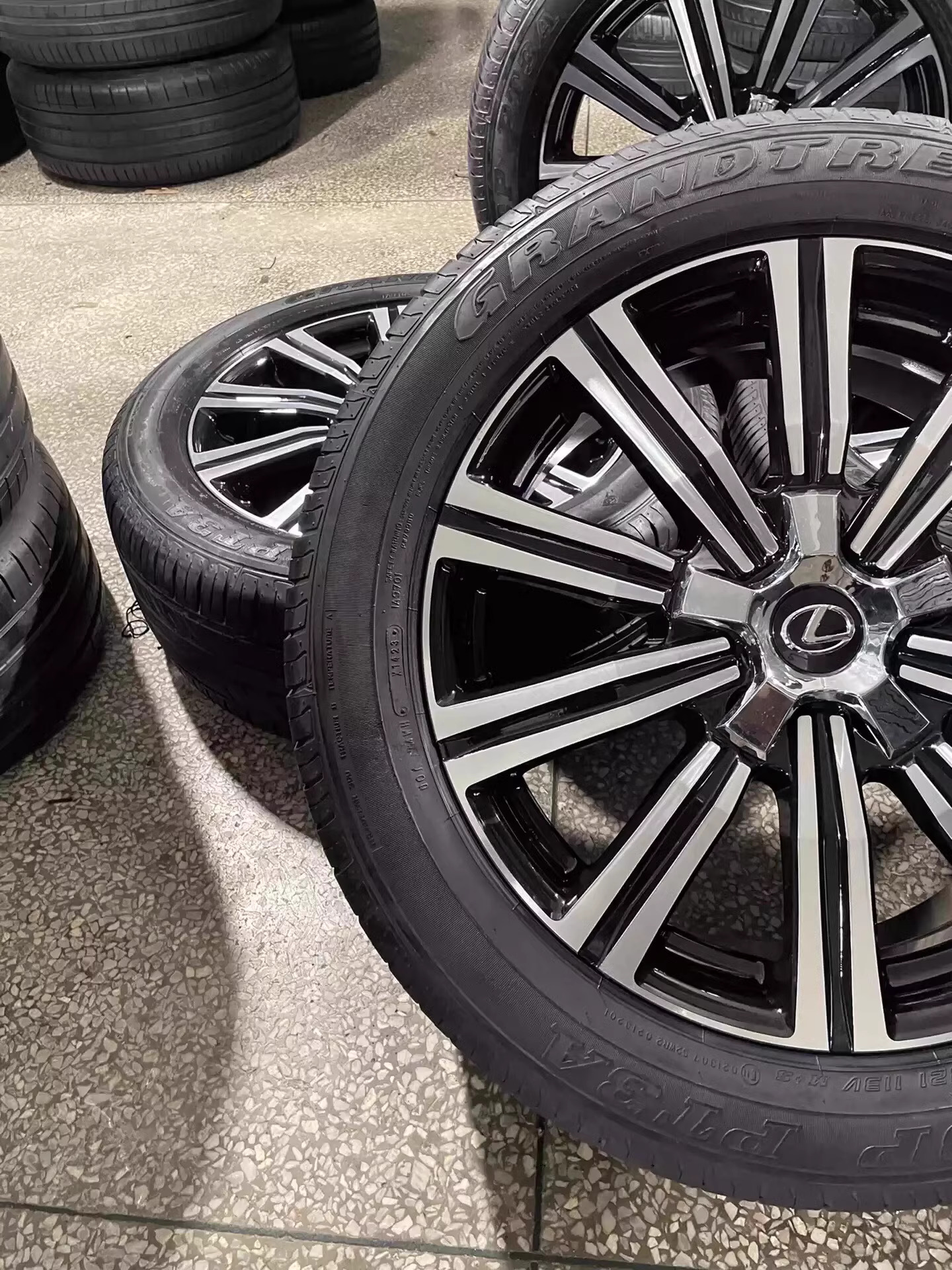 Mâm Lazang Lexus LX570 2022 21 inch lắp lốp 275/50R21