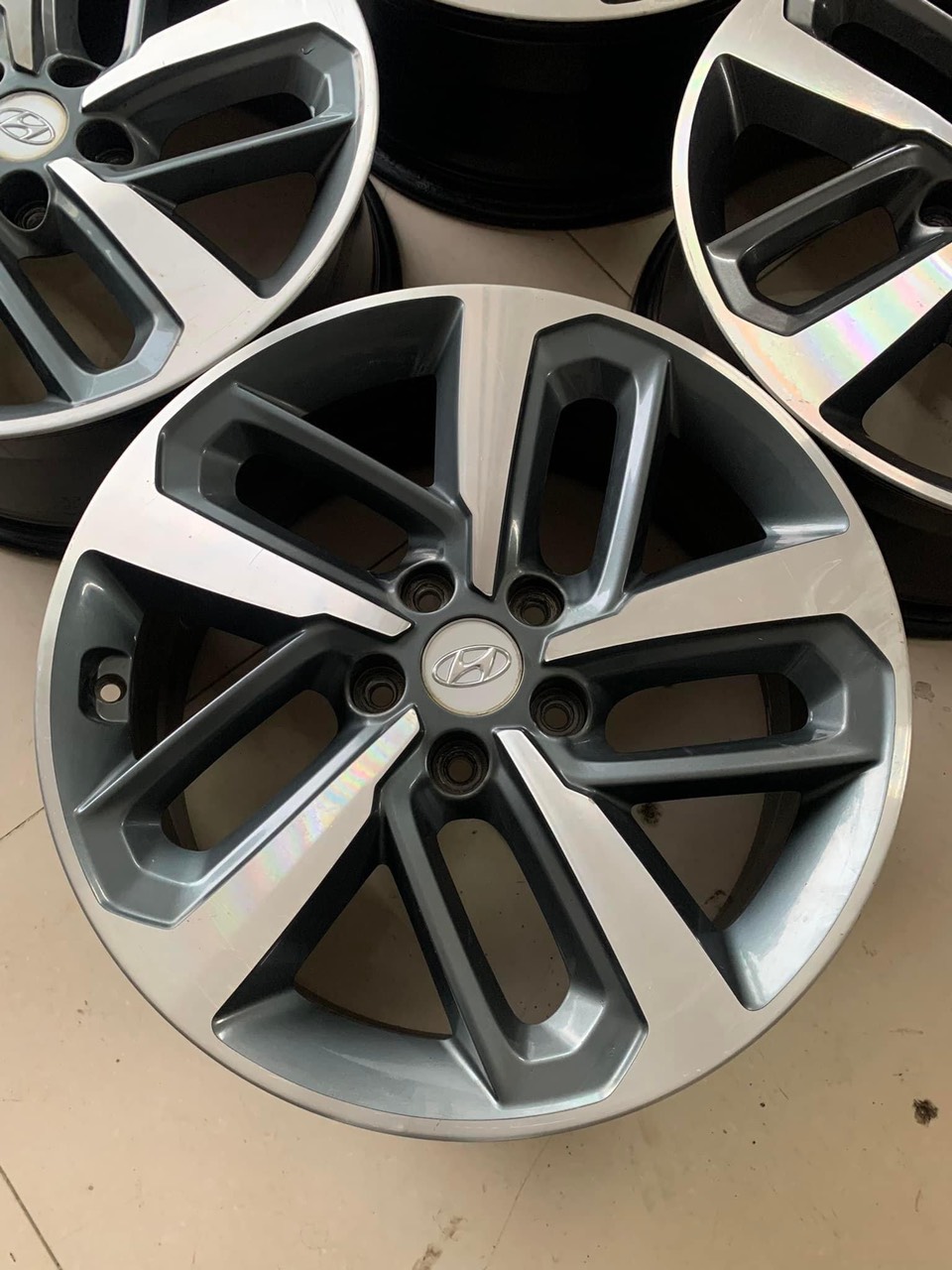 Mâm Hyundai Kona lắp lốp 235/45R18