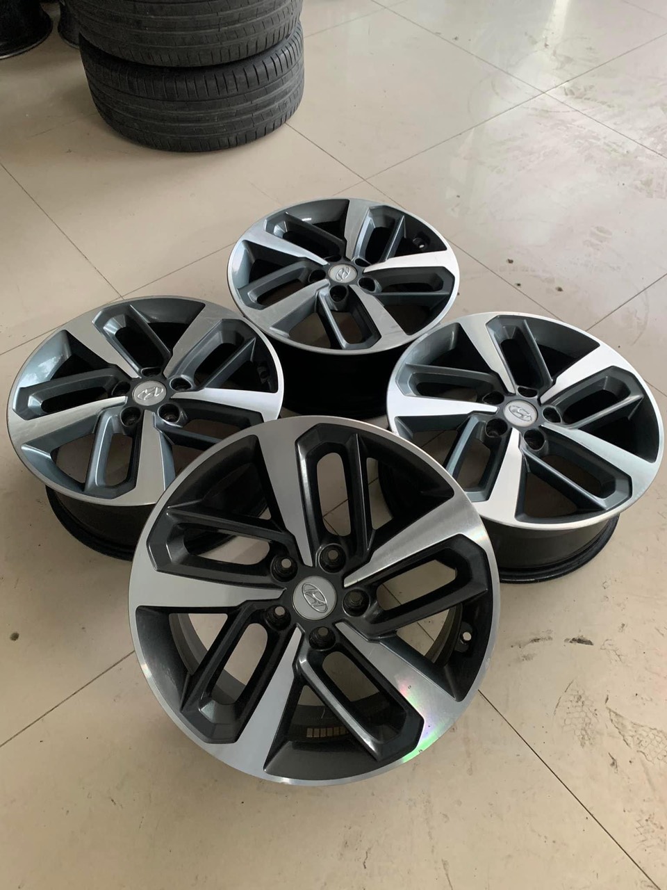 Mâm Hyundai Kona lắp lốp 235/45R18