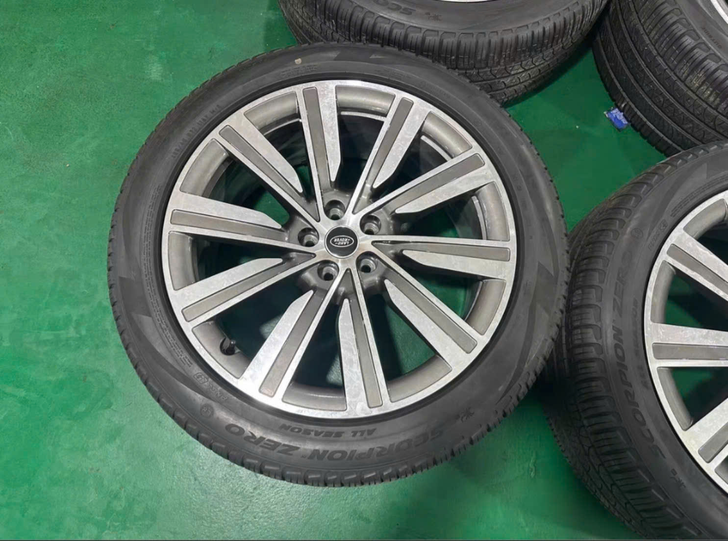 22” x 9.5" GENUINE RANGE ROVER SPORT / VOGUE AUTOBIOGRAPHY 2024 MODEL ALLOY WHEELS