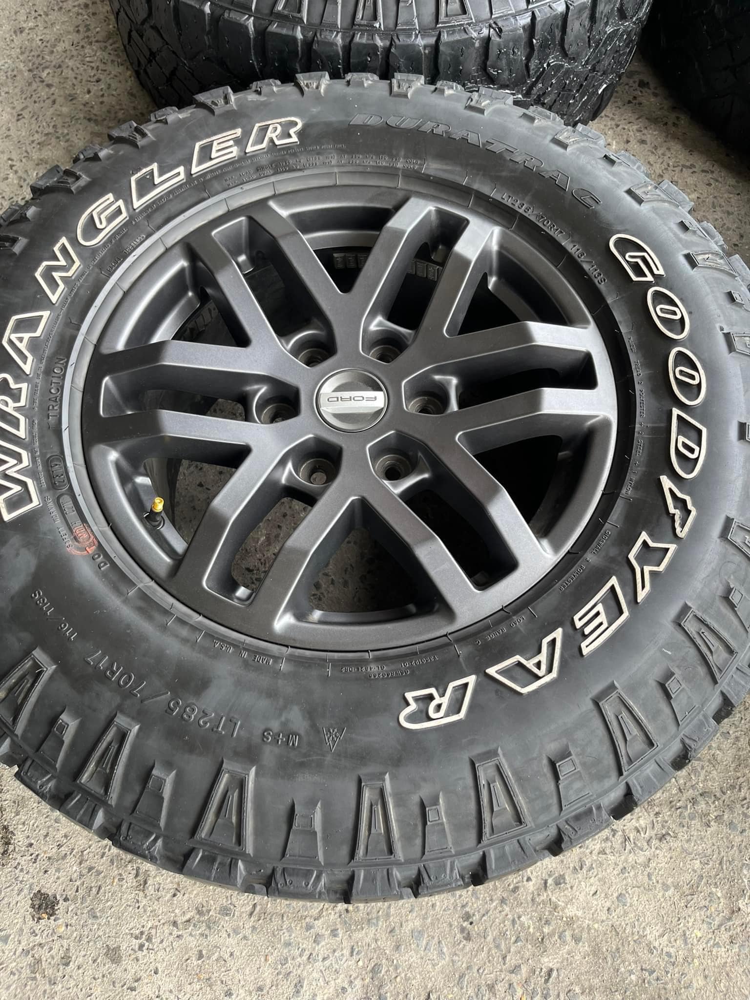 Mâm Lazang Ford Raptor 17 inch xịn tháo xe 285/70R17