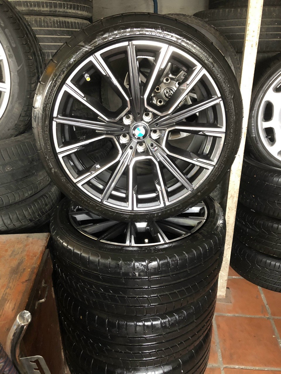 Bộ mâm lazang BMW 730i 2020 lắp lốp 245/40R20, 275/35R20