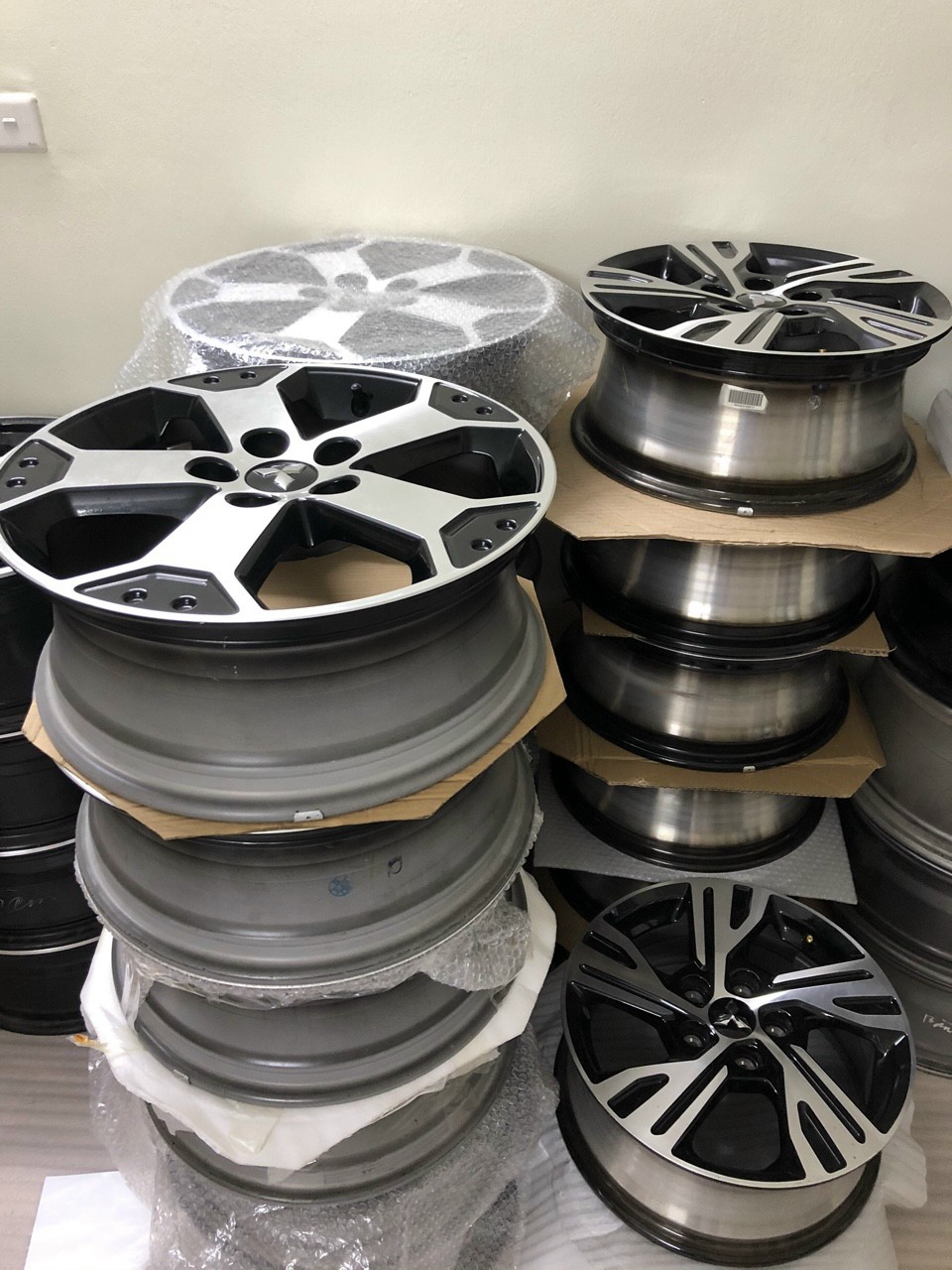 Bộ mâm lazang Mitsubishi Xpander 16 inch lắp lốp 205/55R16 Bộ mâm lazang Mitsubishi Xpander 16 inch lắp lốp 205/55R16